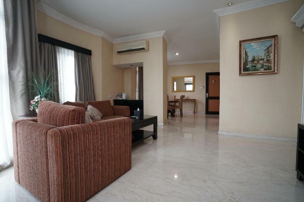 Capital O 1128 Hotel Imara Palembang Buitenkant foto